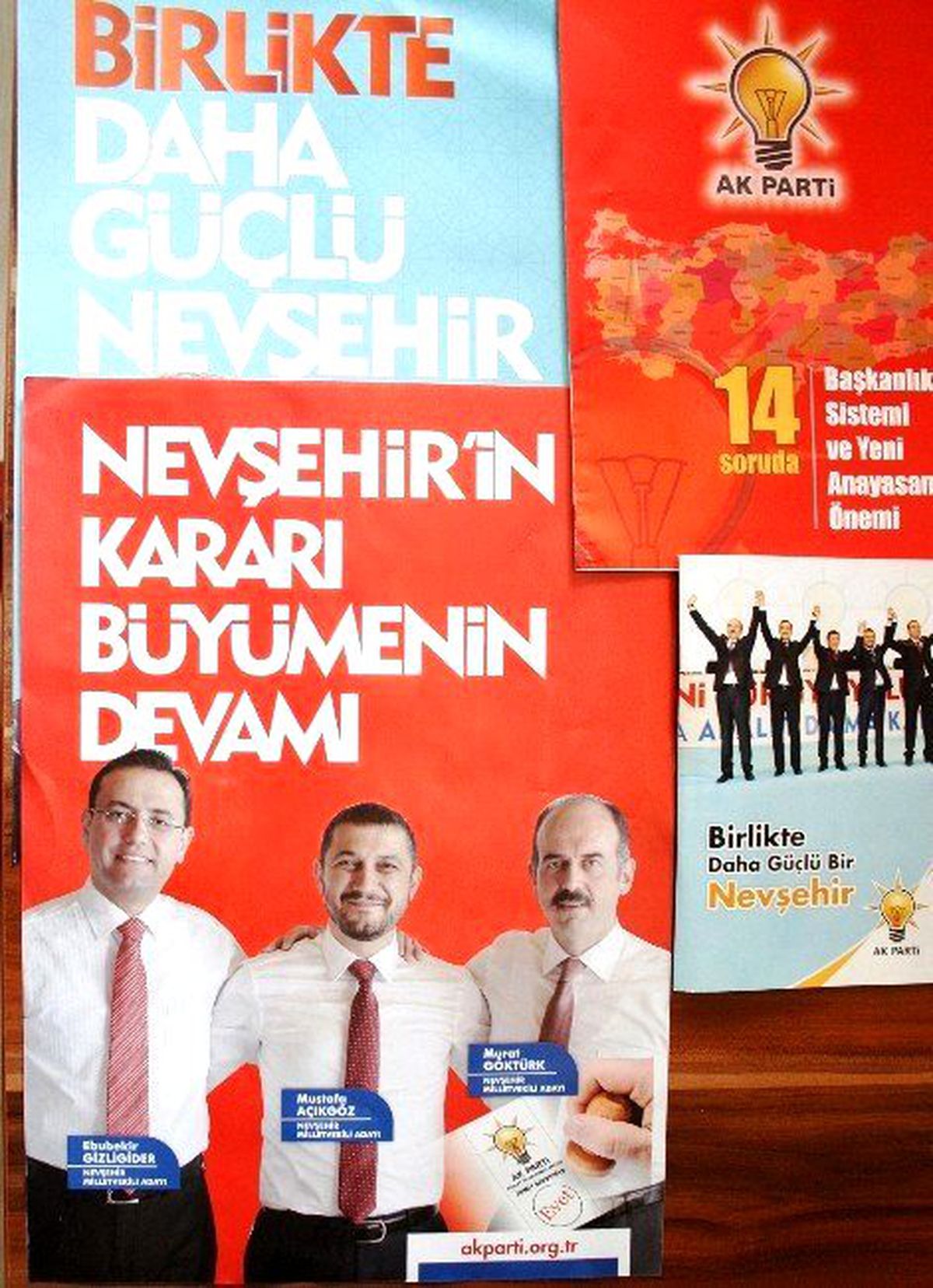 AK Parti Seçim Broşürlerinin Dağıtımına Başladı
