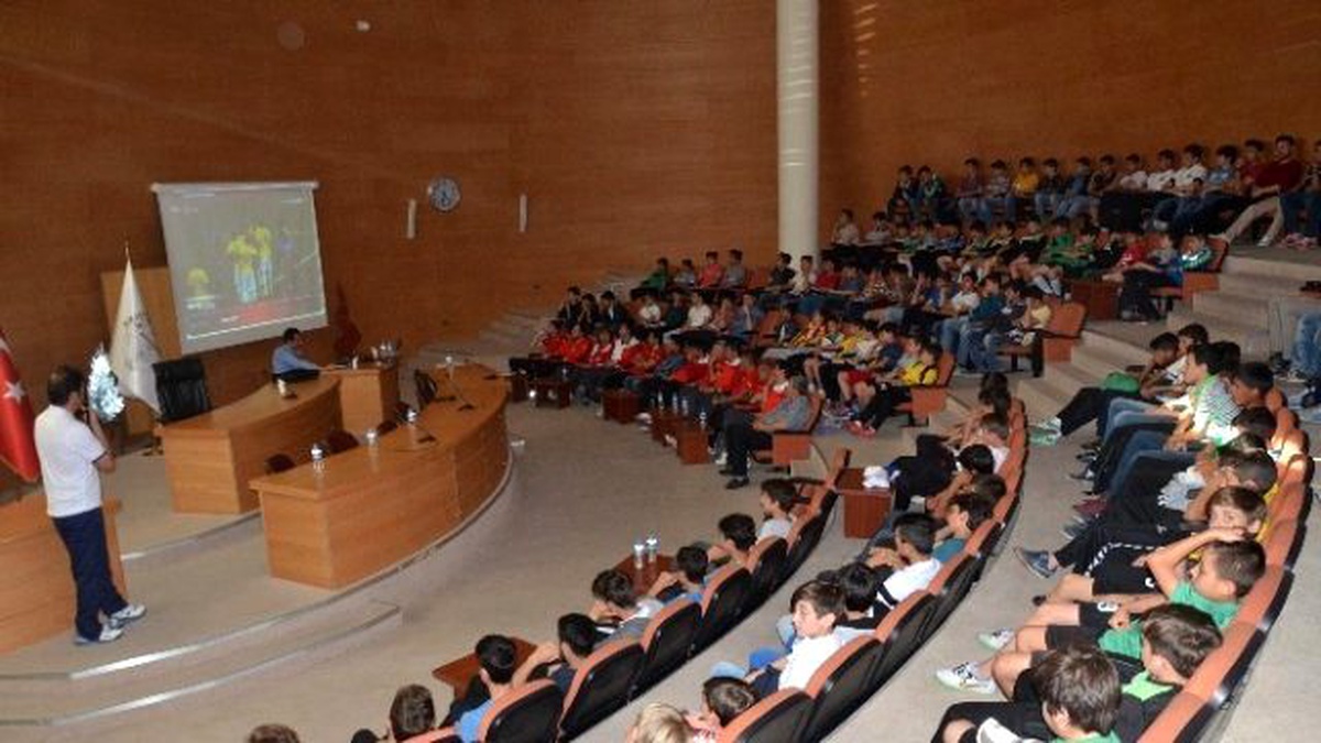 Akhisar Belediyespor Alt Yapı Futbolcularına Oyun Kuralları Anlatıldı