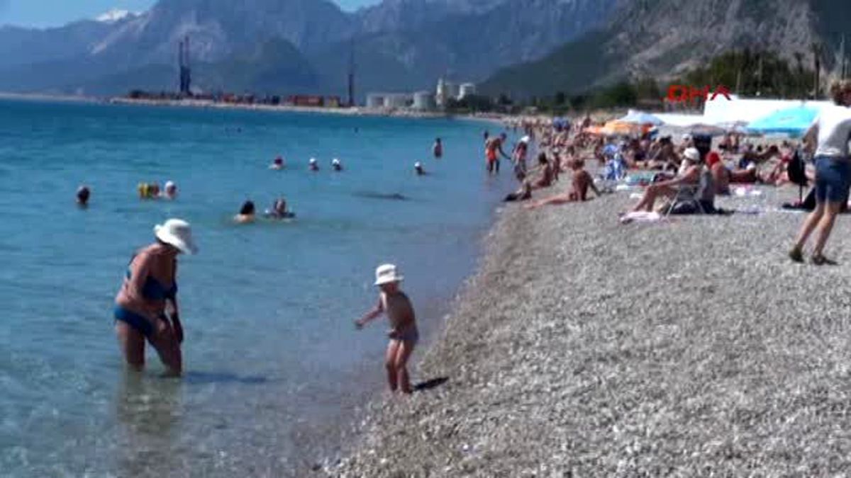 Antalya\'da Sahiller Tıklım Tıklım