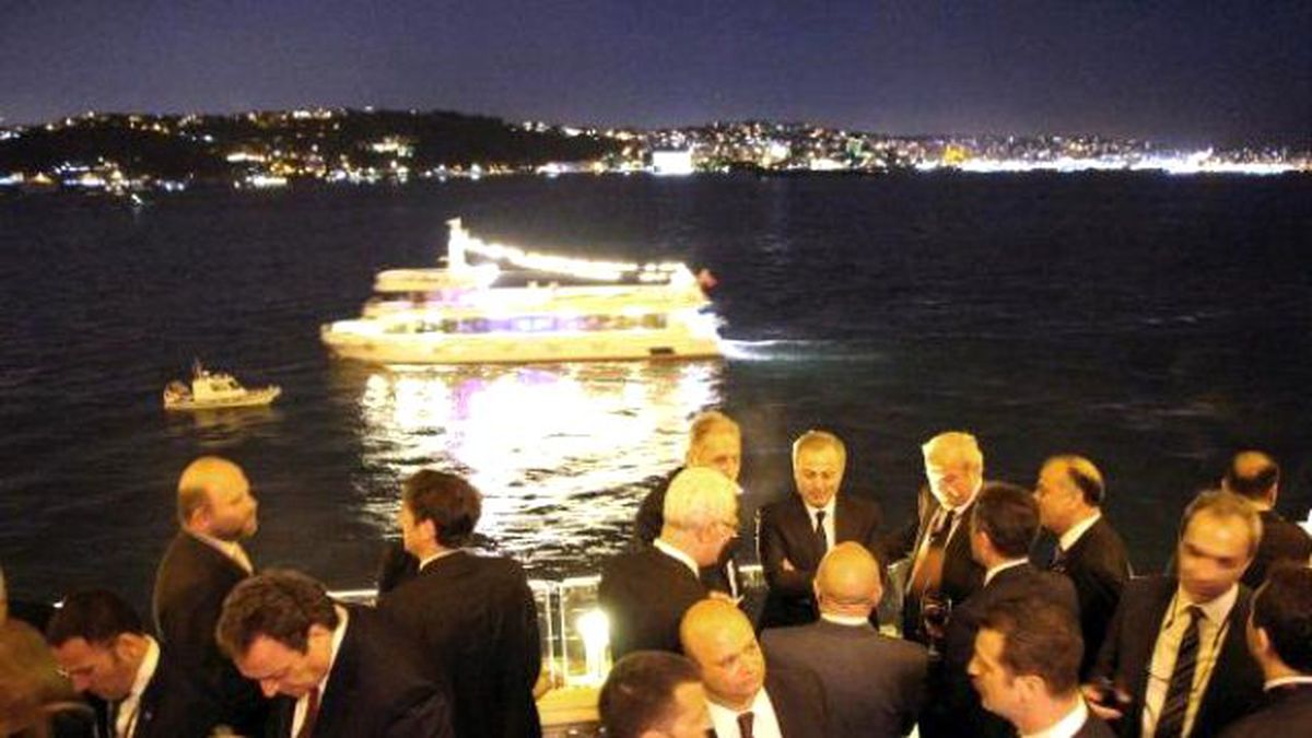 Bakan Yılmaz\'dan 2 Bin Konuğa Boğaz\'da Akşam Yemeği