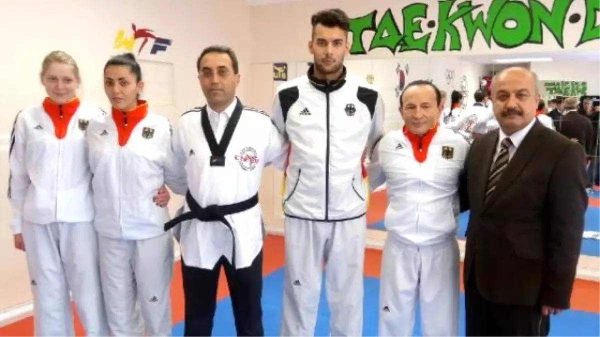 Başkonsolos Kaya\'dan Alman Milli Tekvando Takımı\'nın Türk Asıllı Sporcularına Moral Ziyareti