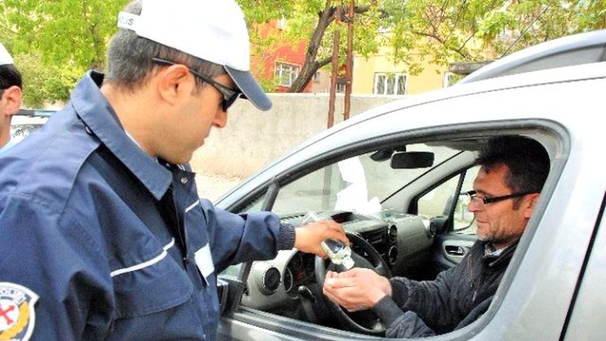 Trafik Ekipleri Çikolata İkram Edip Kuralları Hatırlattı