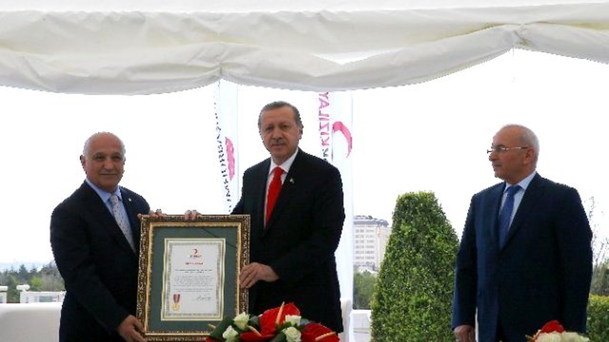 Cumhurbaşkanı Erdoğan, Kan Bağışı Çadırı ve Otobüsünü Ziyaret Etti