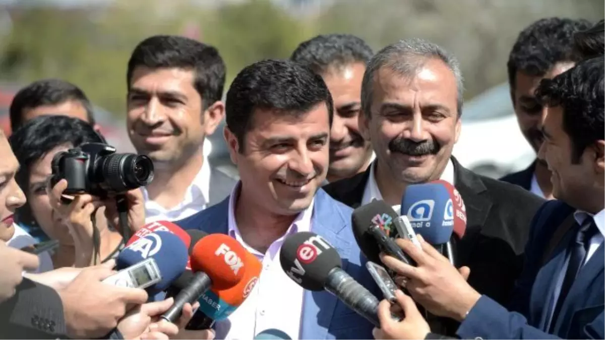 Demirtaş\'tan İçeri Alınmayan Gazetecilere: Polis Üniforması Giyseydiniz