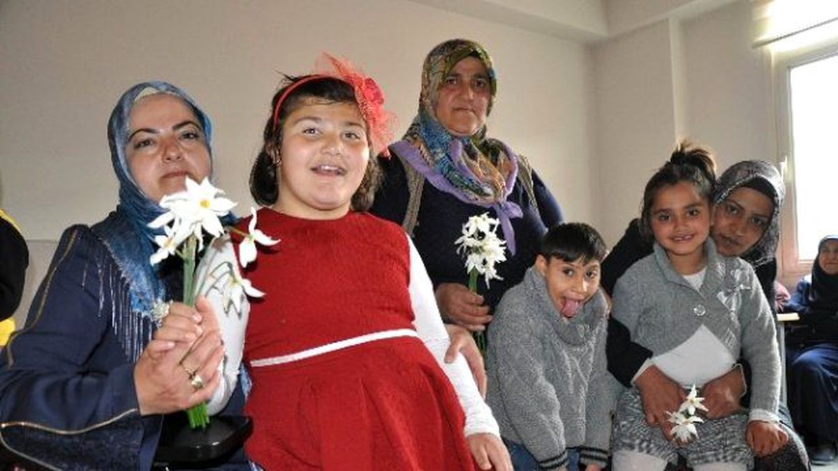 Edremit\'te Anlamlı "Anneler Günü"