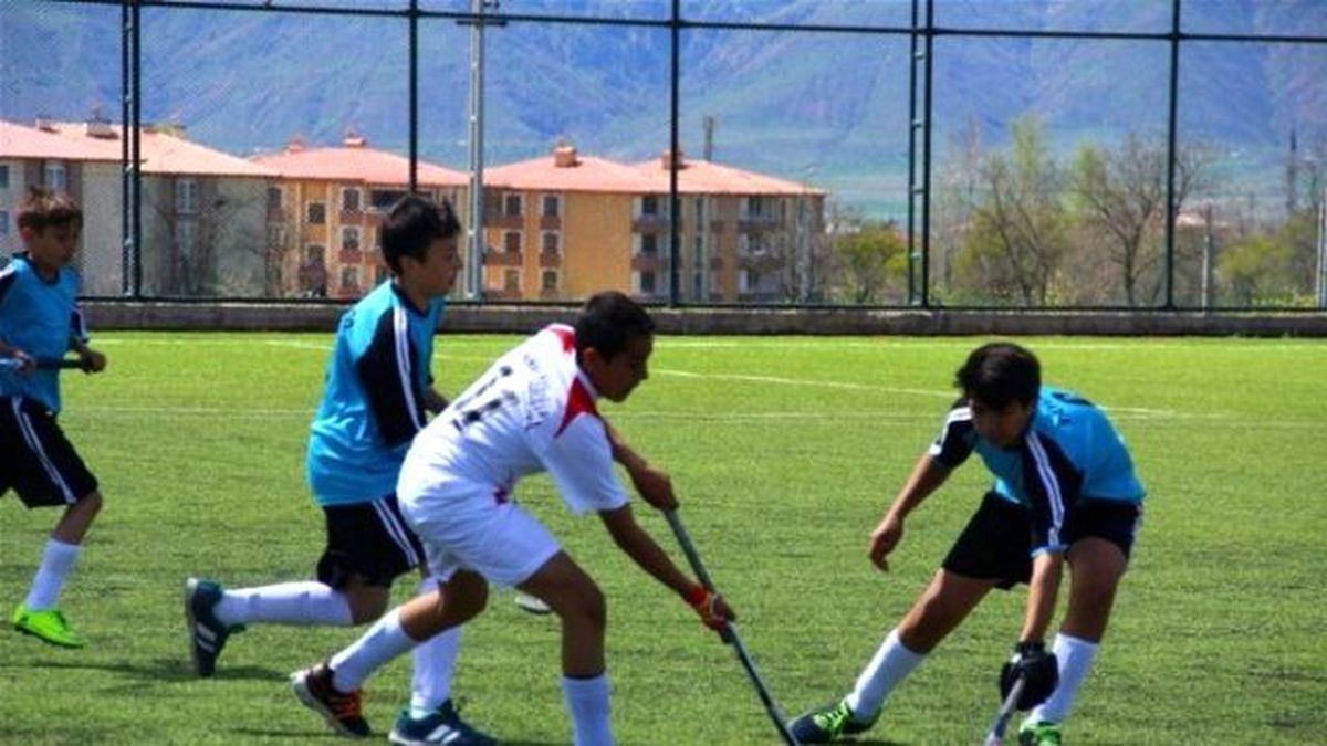 Erzincan\'da Çim Hokeyi Heyecanı
