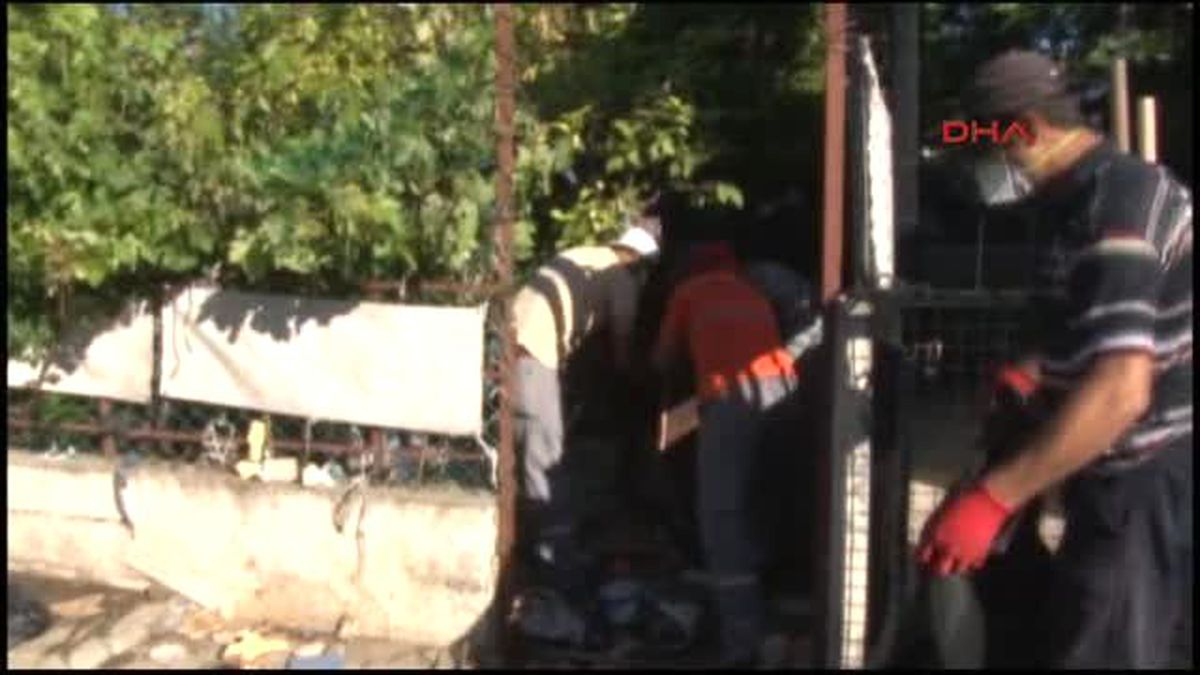 Fethiye\'de Evden 10 Kamyonet Çöp Çıktı