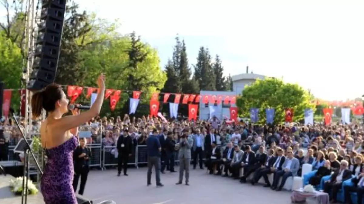 Funda Arar, Gaziantep\'teki Hıdırellez Şenliklerinde Konser Verdi