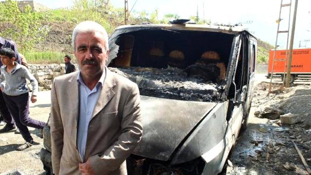 Hakkari\'de Belediye İşçisinin Minibüsü Kundaklandı