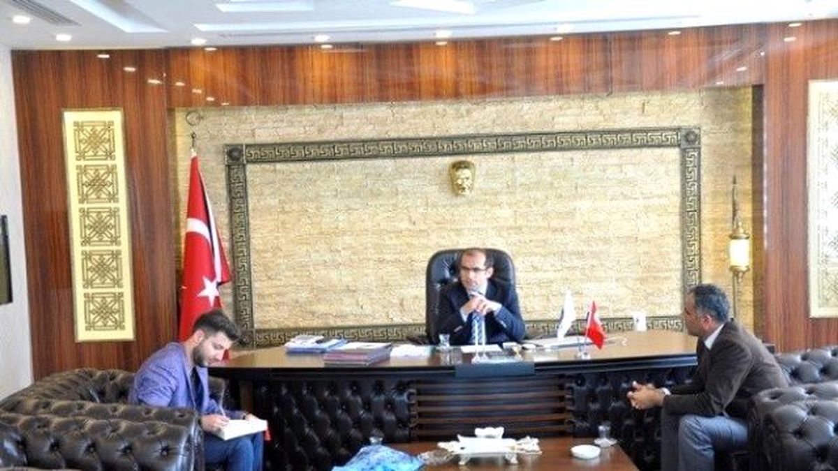Hasankeyf Kaymakamına İmzalı Kitap Hediye Etti