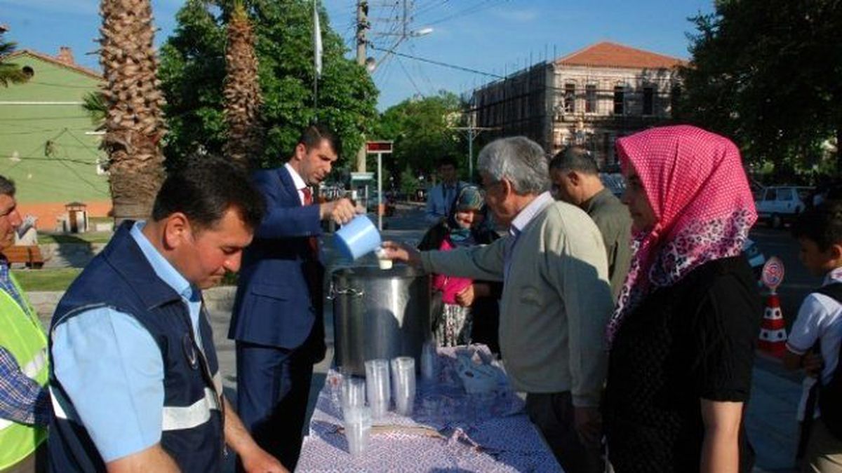 Hıdrellez Kutlamalarında Vatandaşa Süt İkramı