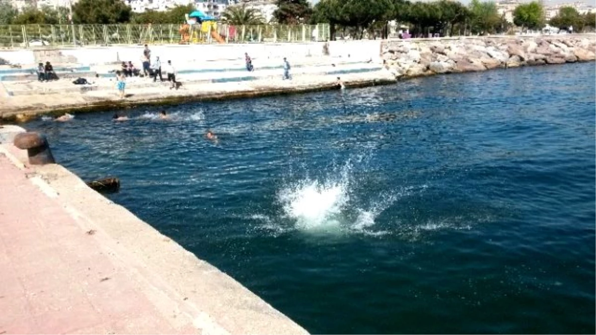 İstanbul\'da Deniz Sezonunu Öğrenciler Açtı