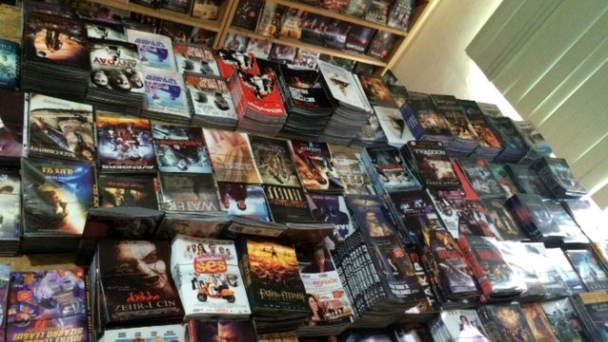 İstanbul\'da Korsan Cd ve Kitap Operasyonu