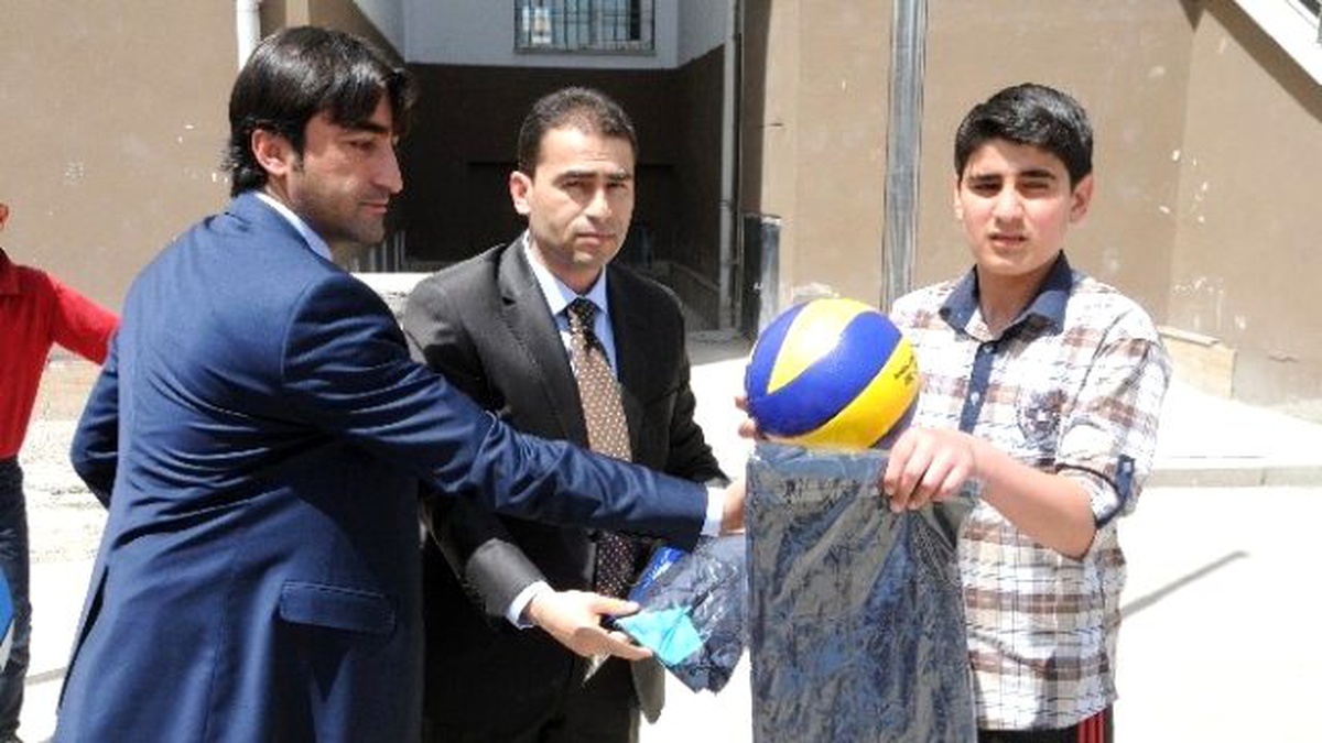 Menderes İlköğretim Okulu\'na Spor Malzemesi Desteği