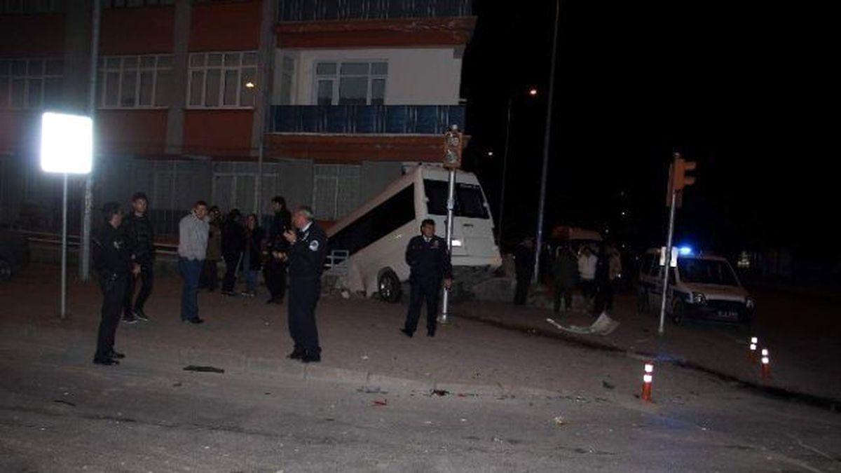 Minibüs Bahçe ile Duvar Arasında Asılı Kaldı: 2 Yaralı