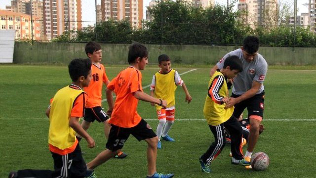 Minik Adanasporlular Tiago ve Samican ile Futbol Oynadı