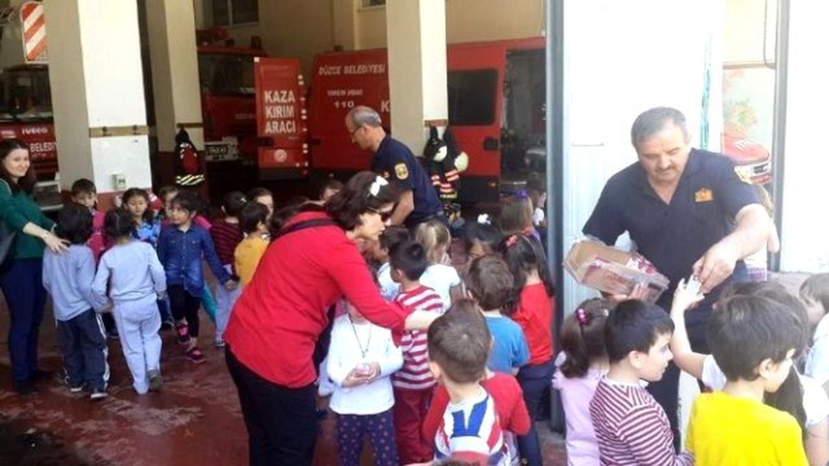 Düzce\'de Minik Öğrenciler İtfaiyeyi Gezdi