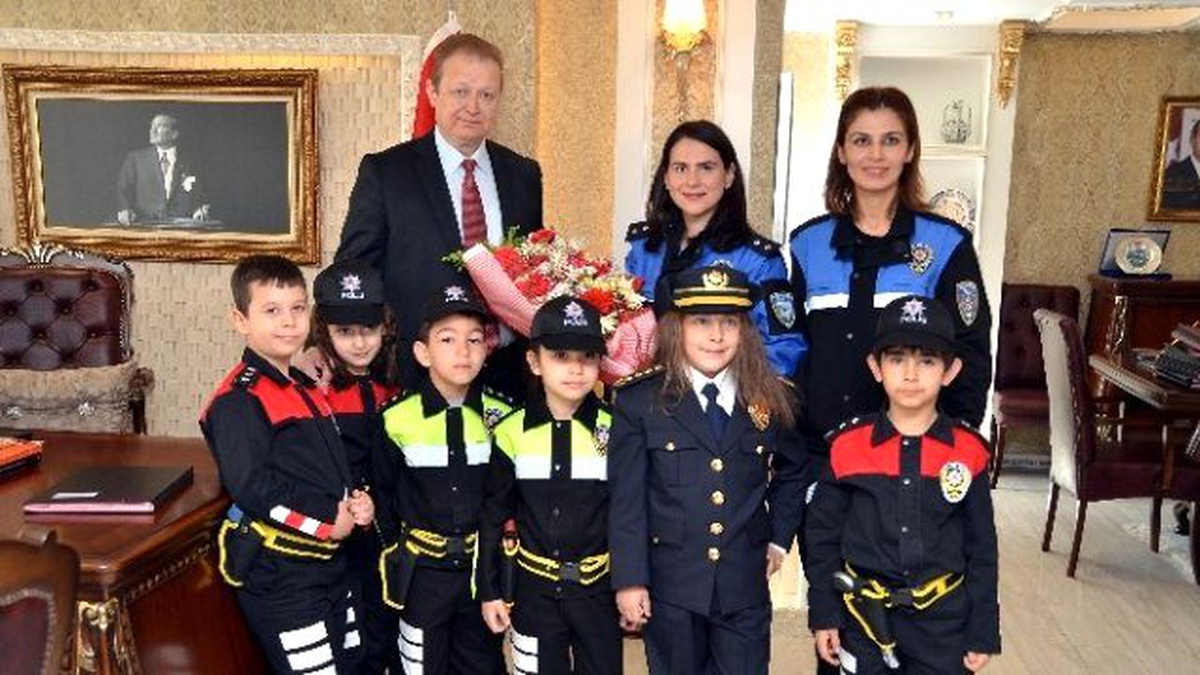 Minik Polislerden Vali Yavuz\'a Ziyaret