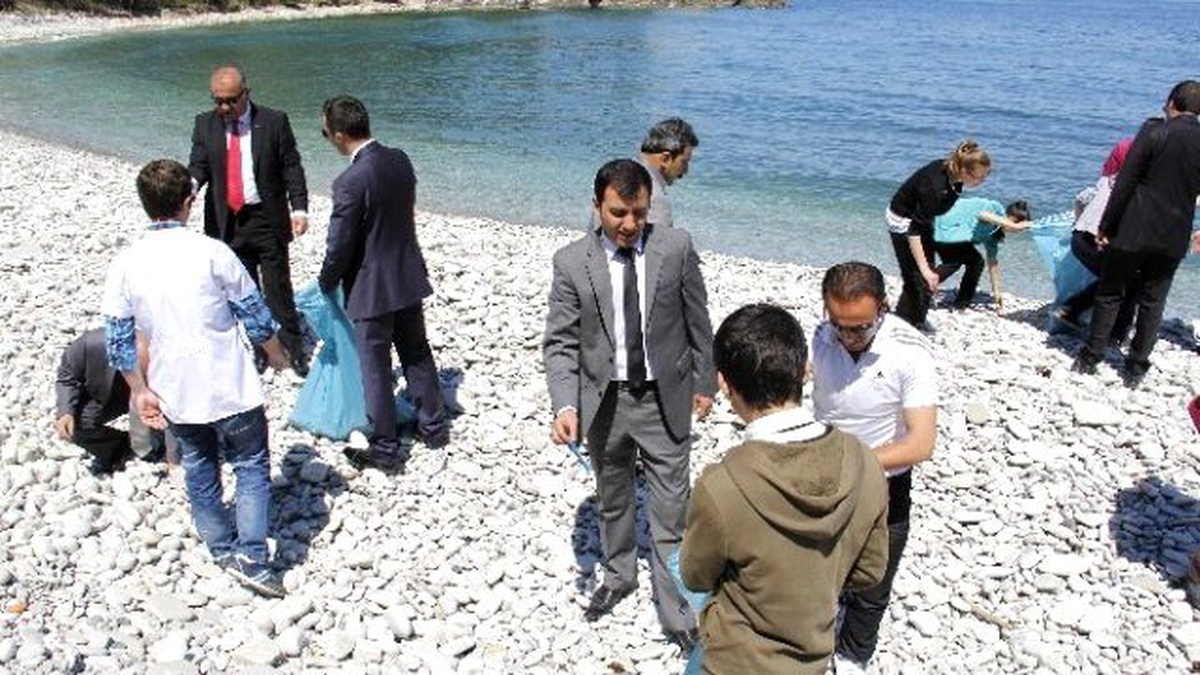 Öğrenciler Ginolu Karadeniz Koyunda Temizlik Yaptı