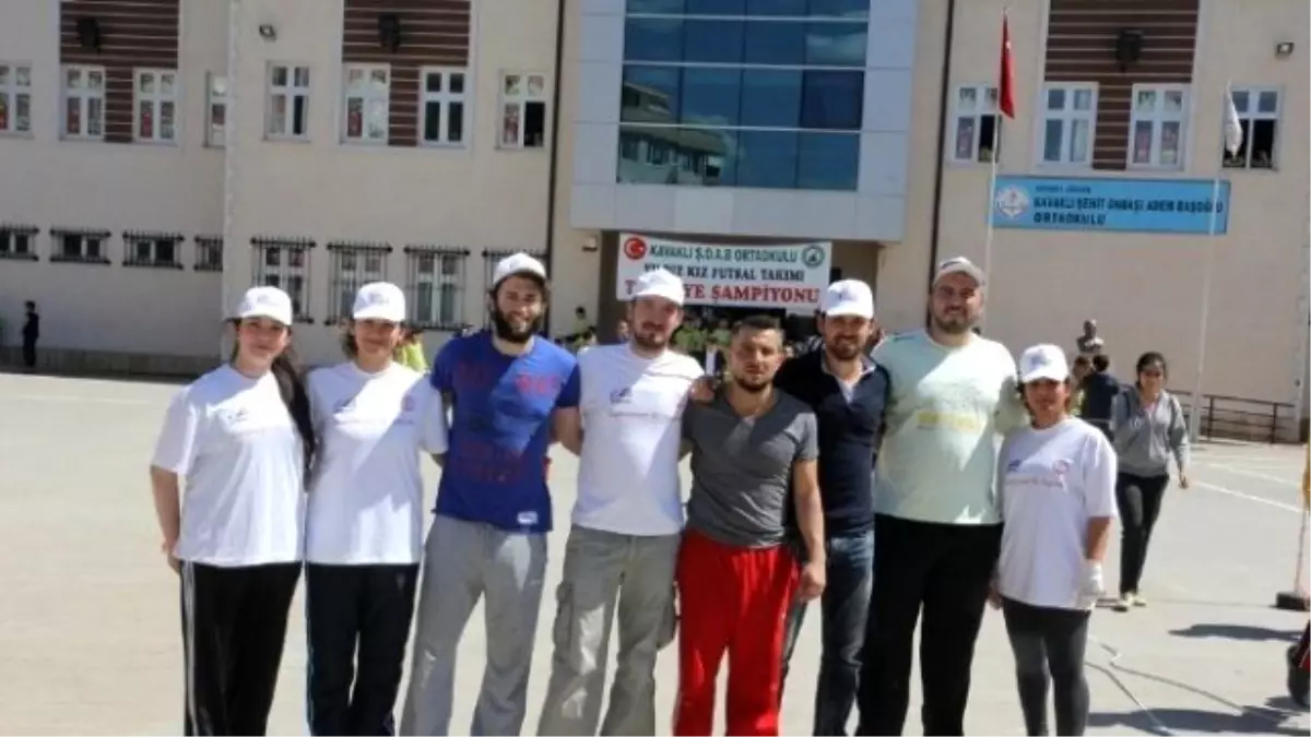 Okul Bahçesine İki Ayrı Spor Sahası