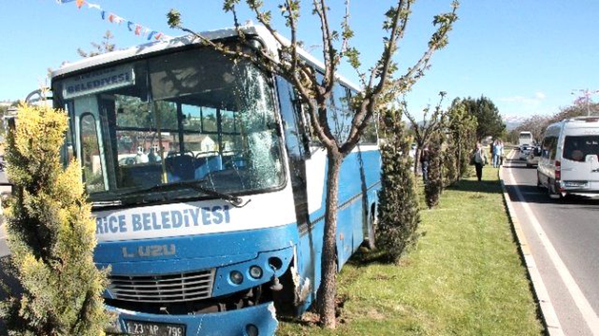 Otobüs, Otomobile Çarpmamak İçin Refüje Çıktı: 2 Yaralı