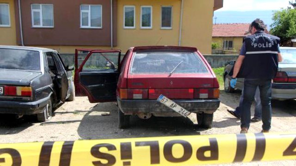 Otomobilde Kafası Sıkışan Çocuk Son Anda Kurtarıldı
