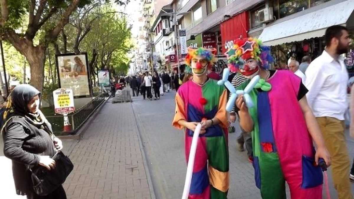 Palyaço Kıyafetli Üniversite Öğrencileri