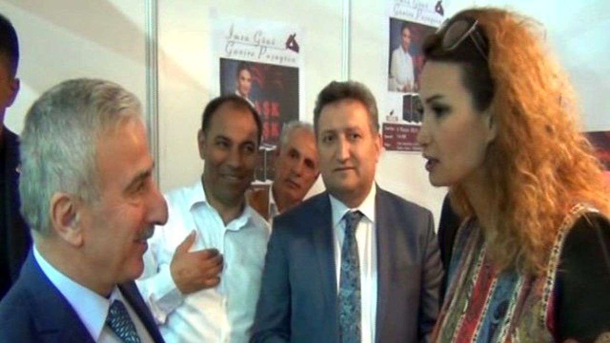 Paşayeva Kitaplarını İmzaladı