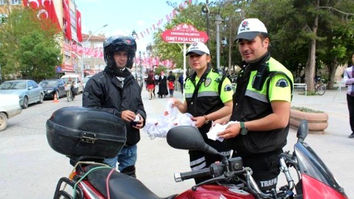 Karaman\'da Polis Daha Önce Ceza Almamış Sürücülere Lokum İkram Etti