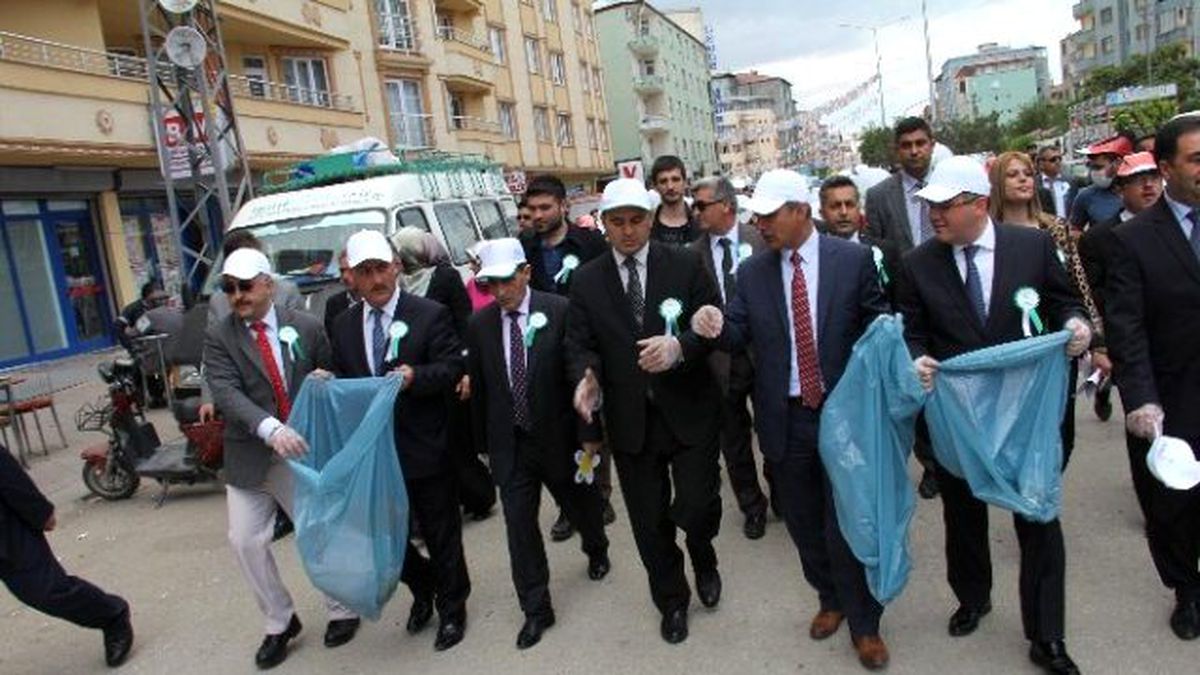 Protokol ve Öğrenciler Birlikte Çöp Topladı