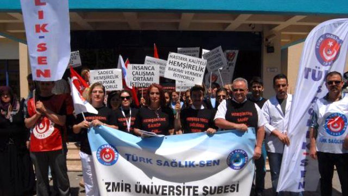 Siyah Giyen Hemşireler İş Yükünü Protesto Etti