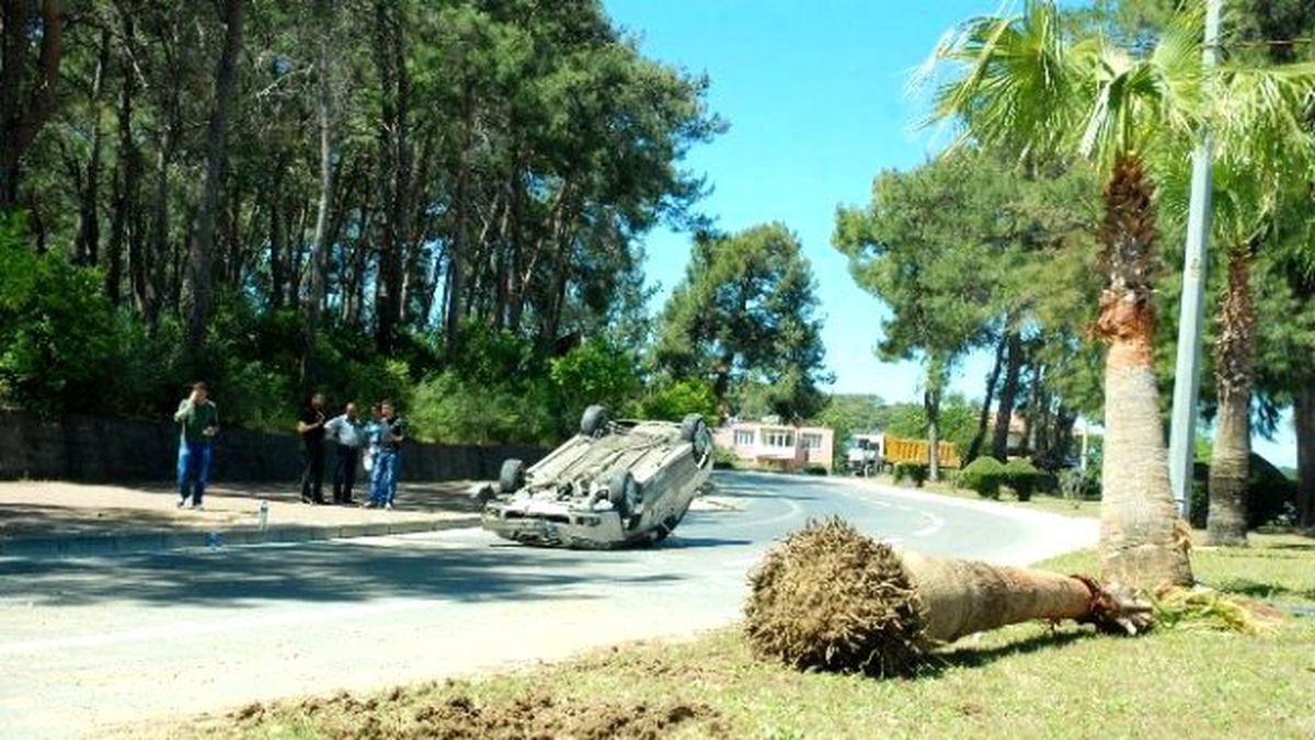 Takla Atan Otomobilden Burunları Bile Kanamadan Çıktılar