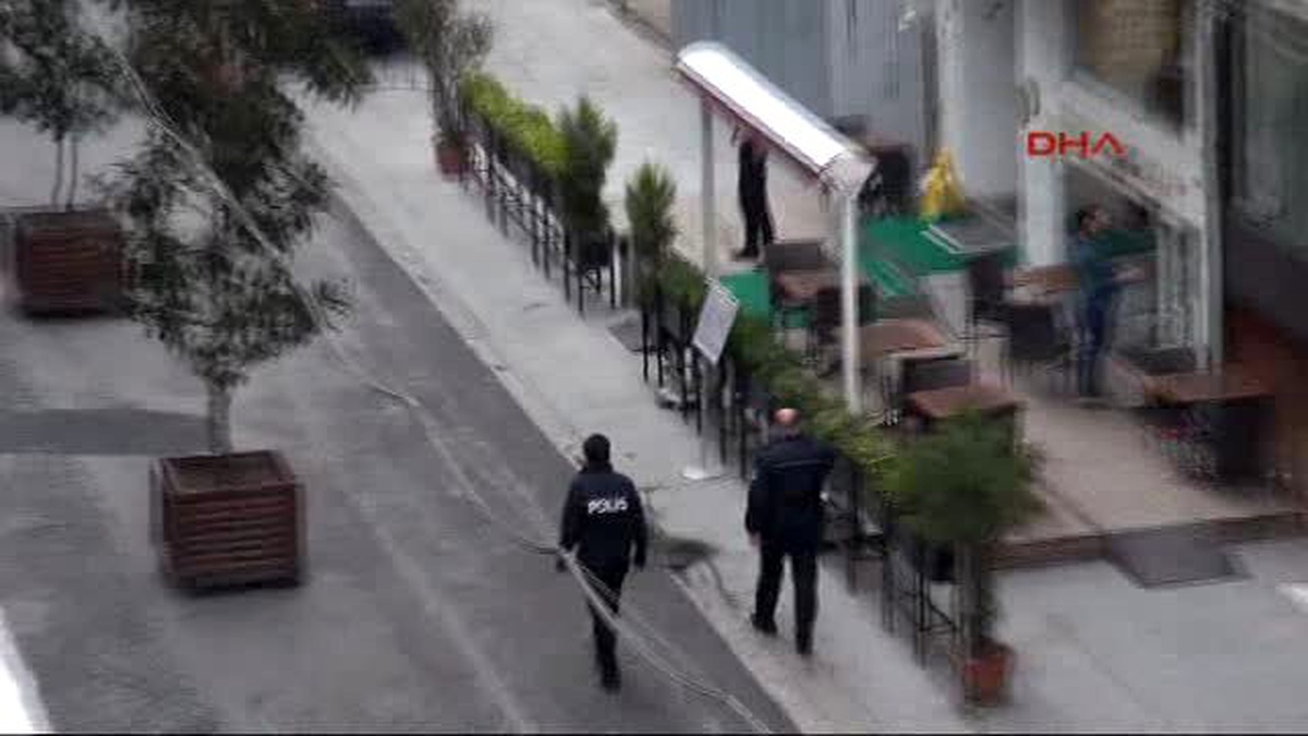Taksim\'de Ayakkabı Boyacılarına Yakın Takip...
