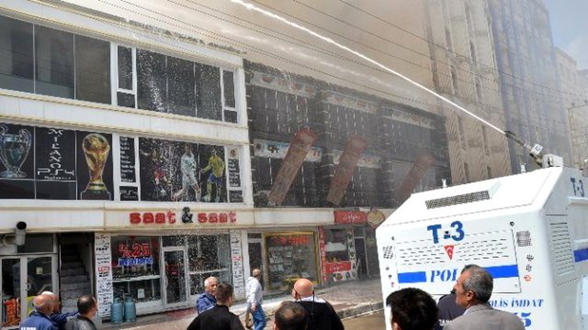 Toma Bu Kez Göstericilere Değil Yangına Müdahale Etti
