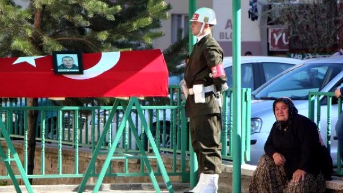 Trafik Kazasında Şehit Olan Asker, Bolu\'da Toprağa Verildi