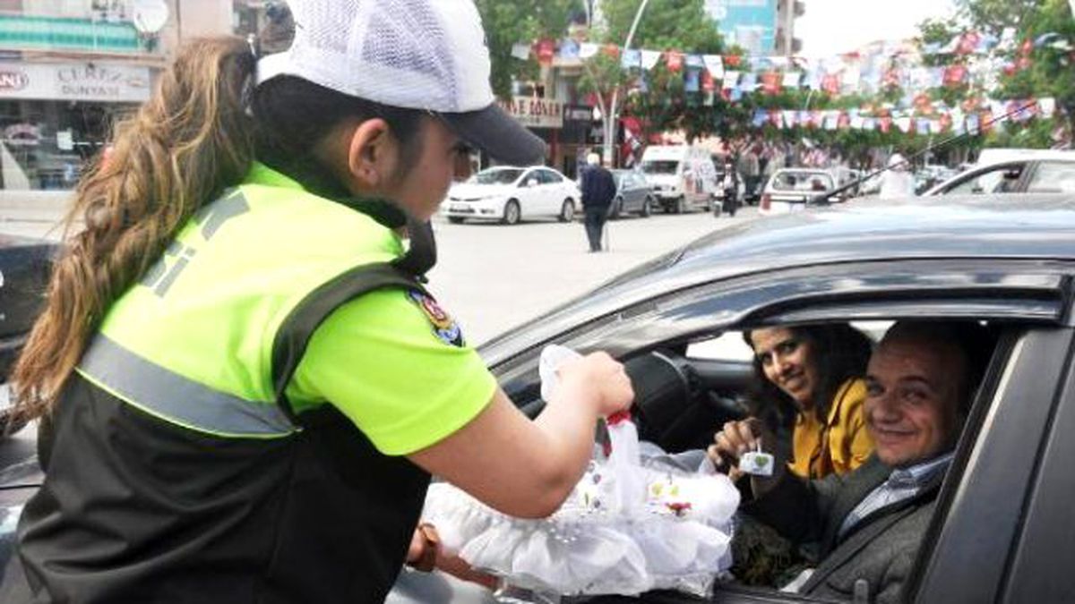 Trafik Polisinden Sürücülere Lokum İkramı