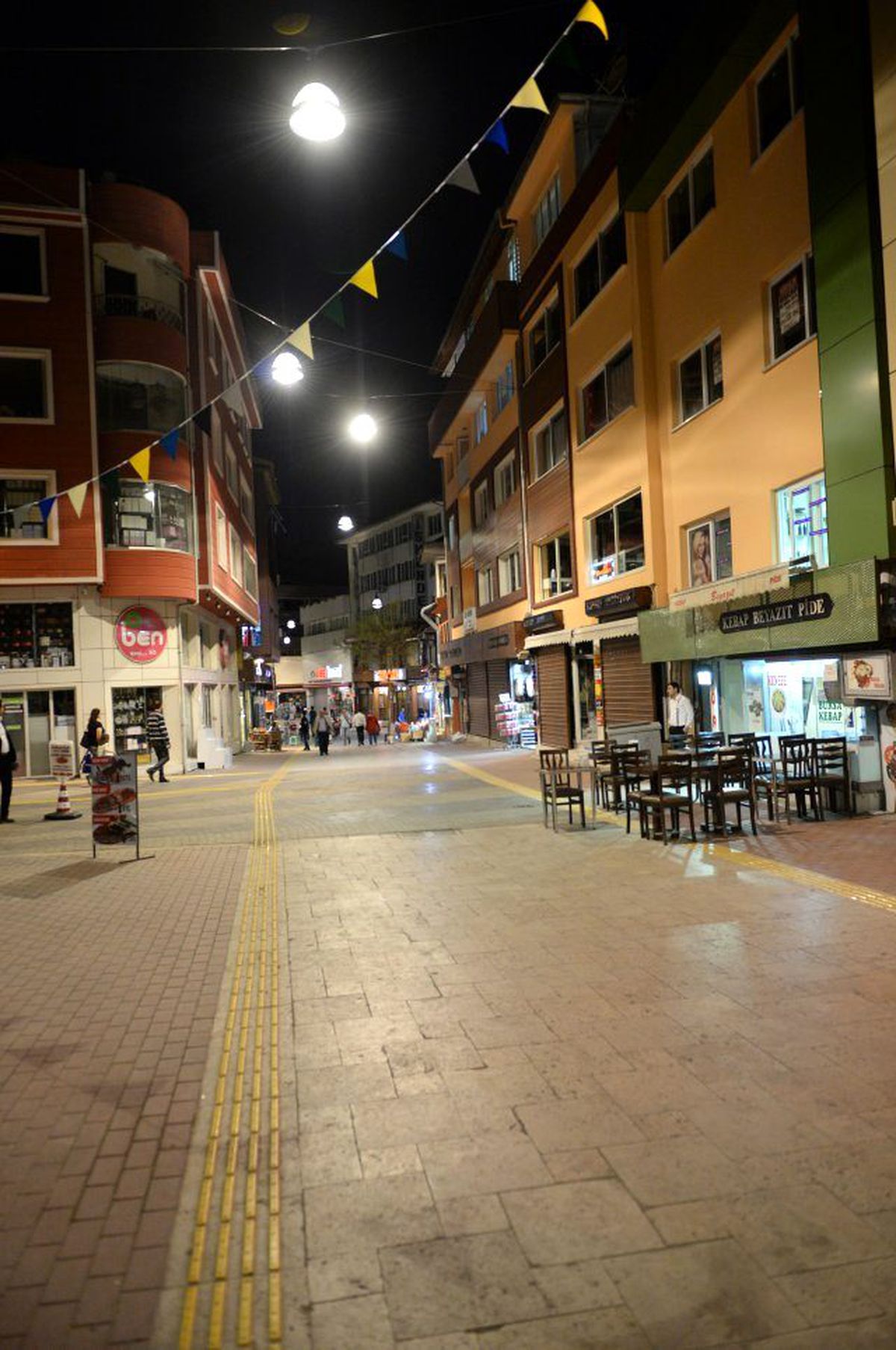 Ünlü Cadde Işıl Işıl