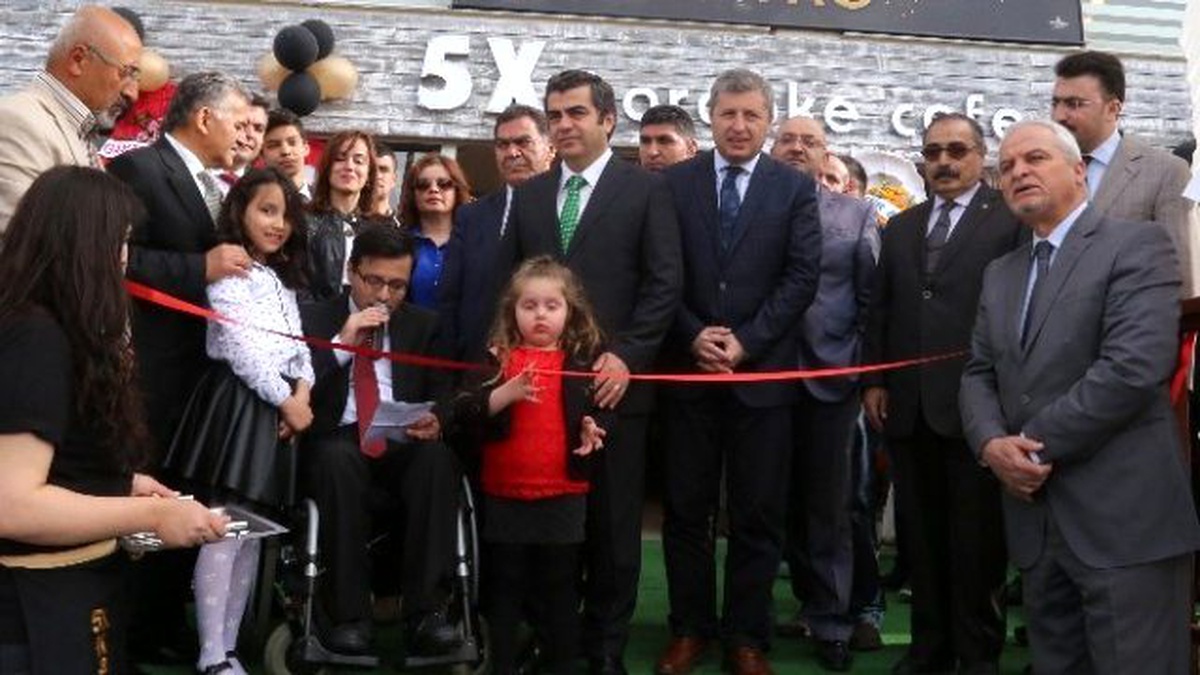 Vali Düzgün, Engelli Vatandaşı Kafe Açılışında Yalnız Bırakmadı