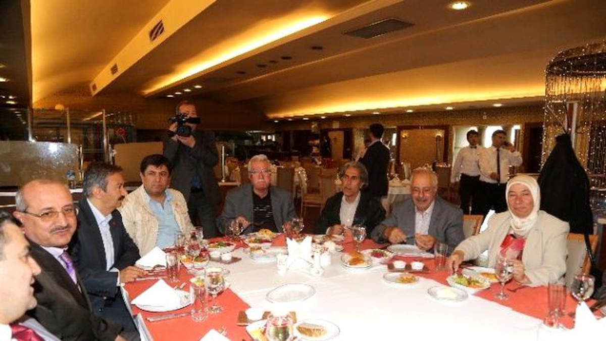 Vali Düzgün, Şair ve Yazarlar ile Bir Araya Geldi