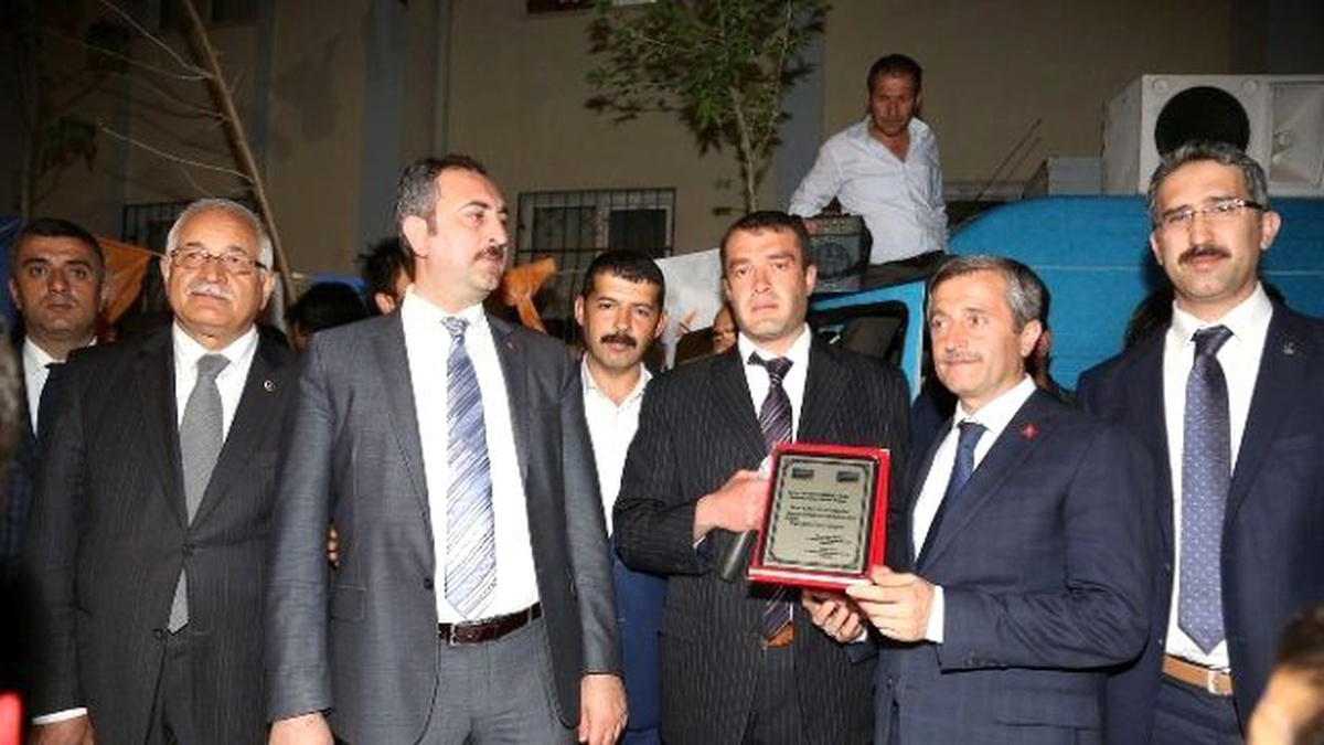 Vatandaştan Başkan Tahmazoğlu\'na Teşekkür Plaketi