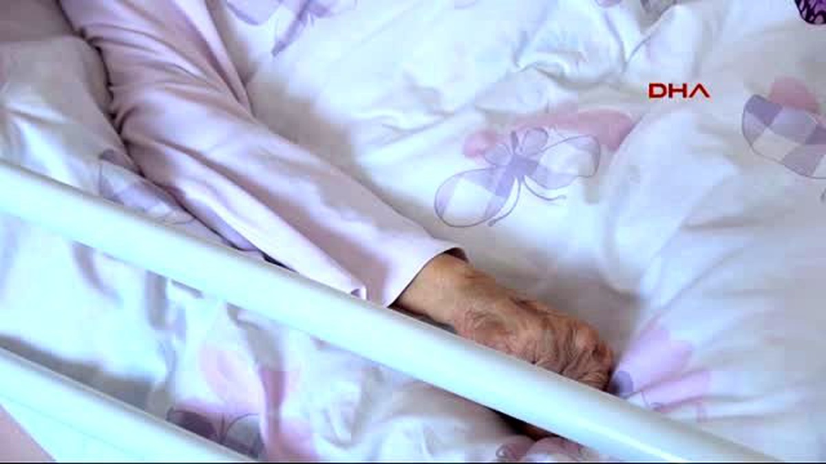 Zonguldak Ameliyatta Felç Olan Annesini Hayata Bağladı