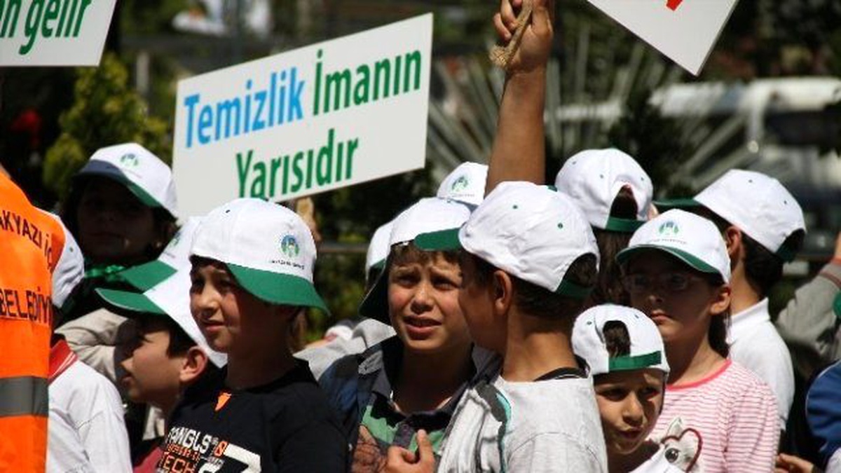 Akyazı\'da Temiz Çevrem Yürüyüşü Yapıldı