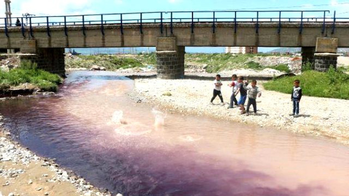 Atıklar, Aksu Çayı\'nın Rengini Değiştirdi