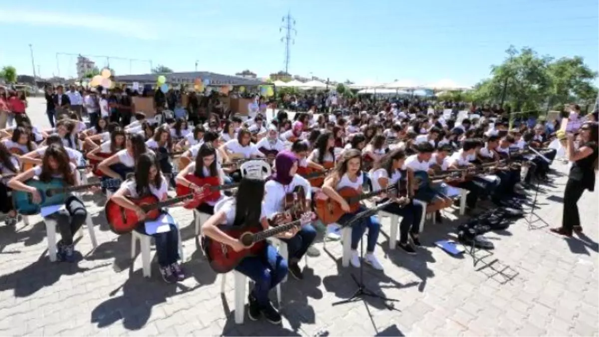 Bilim Fuarında 150 Liseliden Gitar Konseri