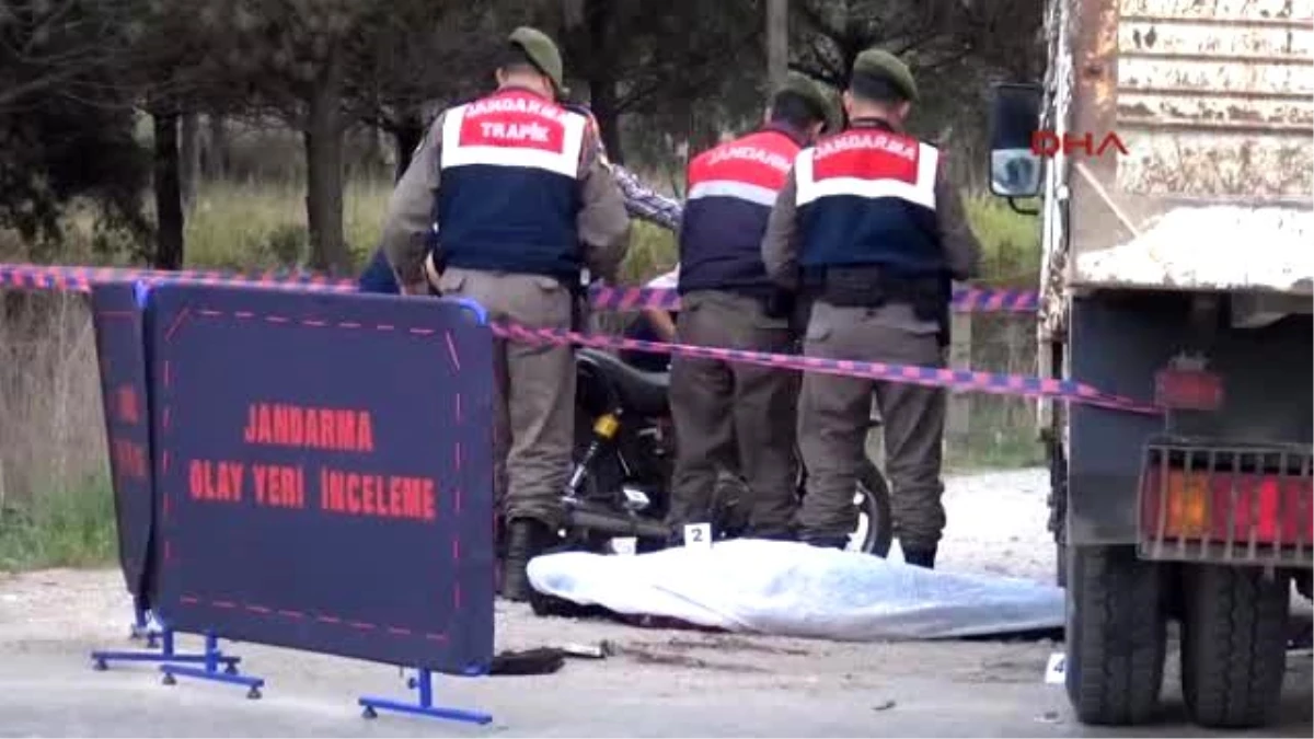 Çanakkale\'de Motosiklet, Kamyonun Altında Kaldı: 1 Ölü, 1 Yaralı