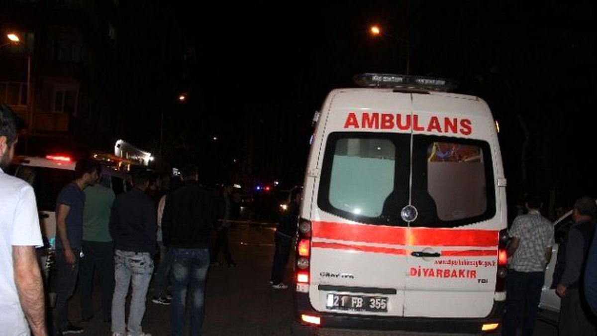 Diyarbakır\'da Çim Kavgası: 3 Yaralı