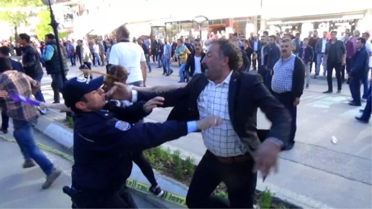 Erzincan\'da Karşıt Görüşlü Gruplar Birbirine Girdi