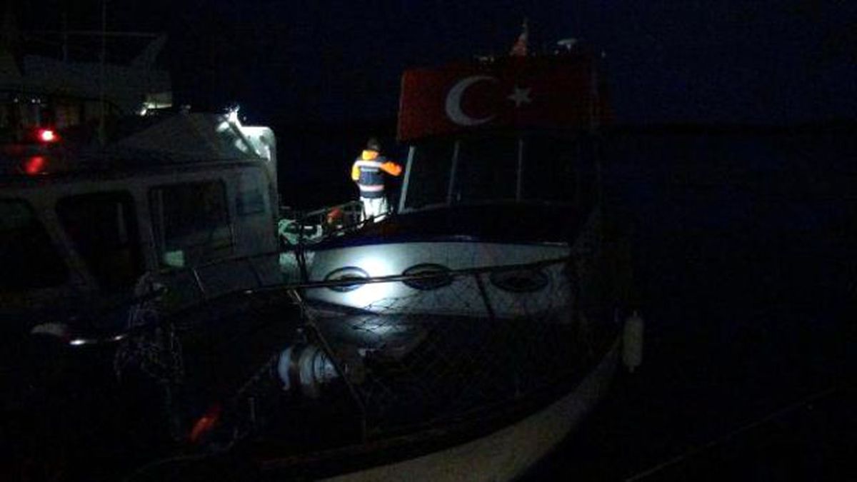 Fırtına Nedeniyle Açığa Sürüklenen Teknedeki 7 Kişi Römorkör Yardımıyla Kurtarıldı