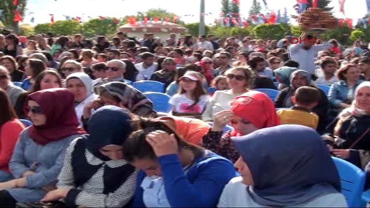 Gaziantep - Funda Arar, Gaziantep\'teki Hıdırellez Şenliklerinde Konser Verdi