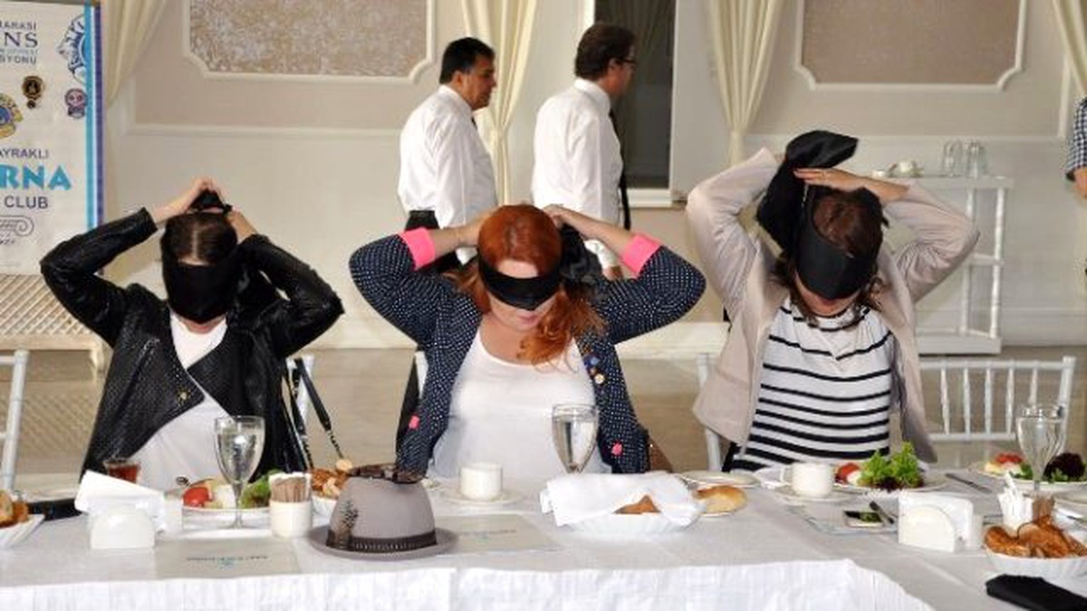 Görme Engellilerin Dünyası İçin Gözü Kapalı Kahvaltı Yaptılar